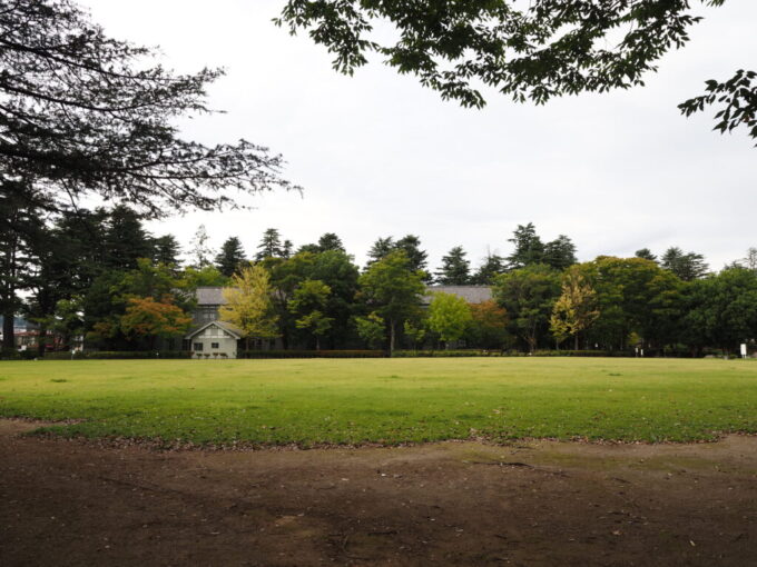 9月下旬涼やかな信州松本あがたの森公園芝生の広場越しに望む旧松本高等学校本館の佇まい