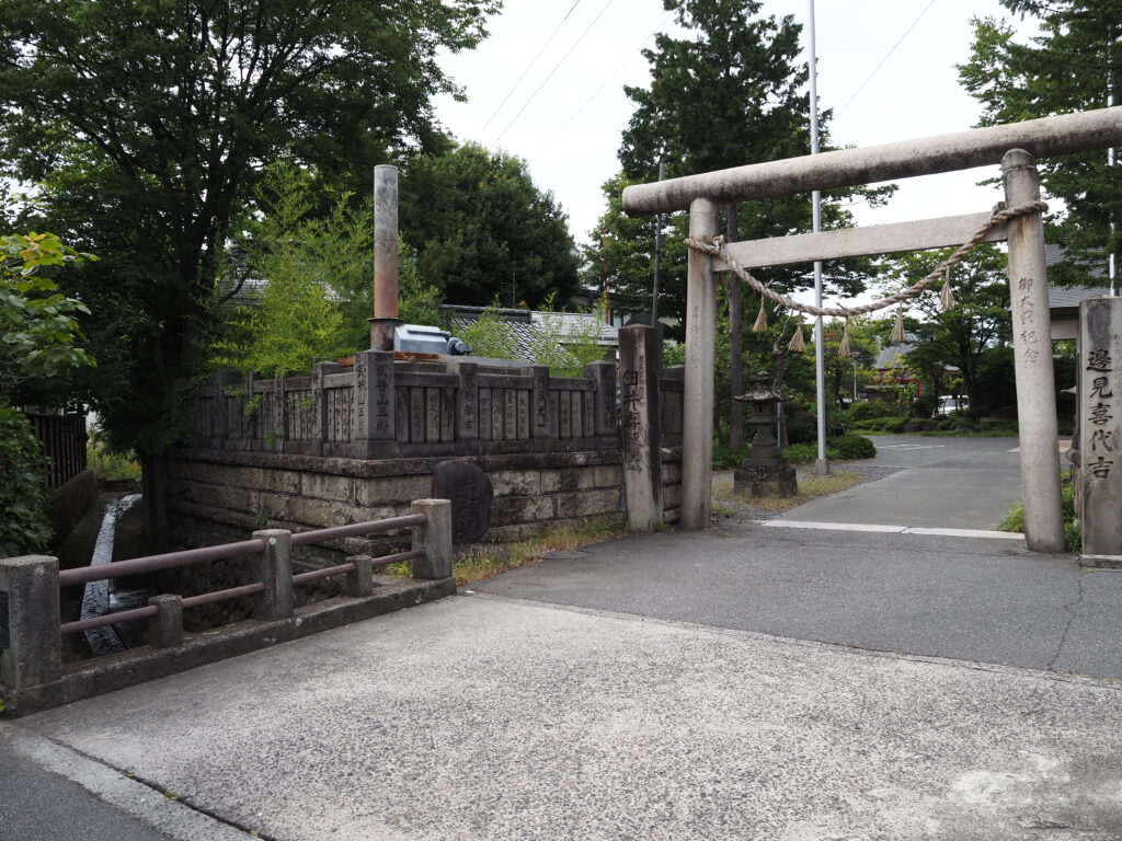 9月下旬涼やかな信州松本深志神社の石鳥居