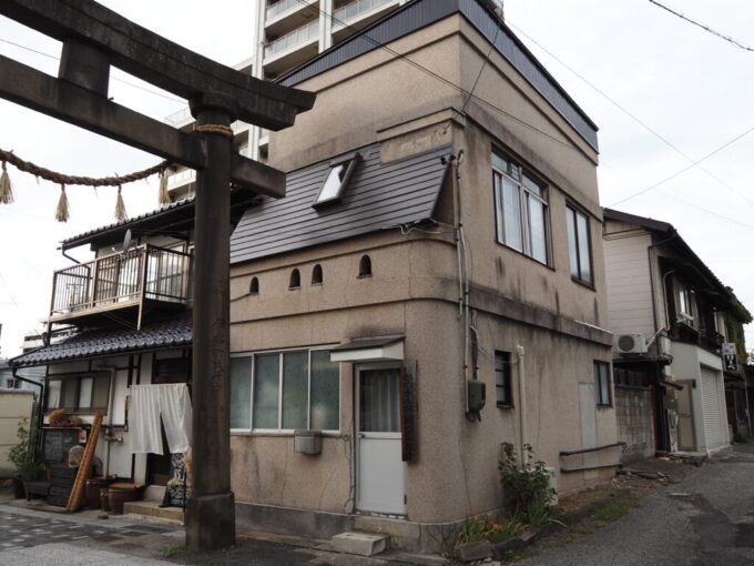 9月下旬涼やかな信州松本深志神社鳥居の横に建つ渋い建物