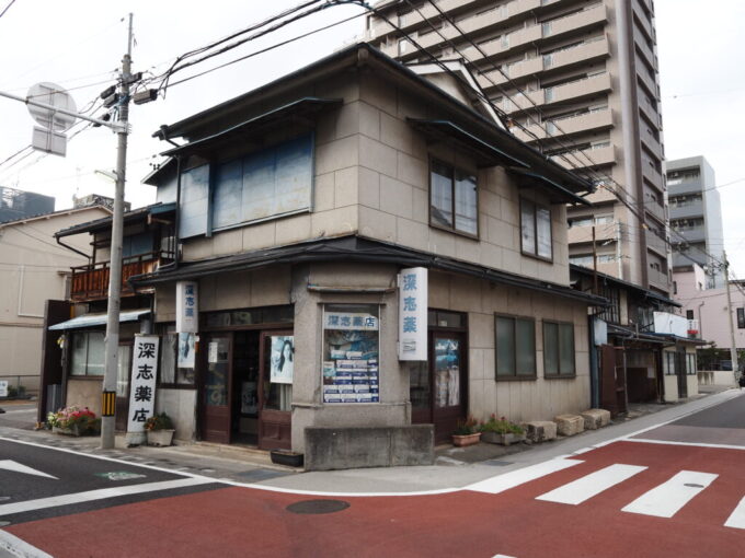 9月下旬涼やかな信州松本深志神社参道沿いに建つ深志薬店の渋い建物