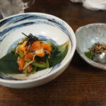 9月下旬涼やかな信州松本駅前に位置するそば居酒屋和利館信州サーモンと野沢菜わさび和えと蜂の子佃煮
