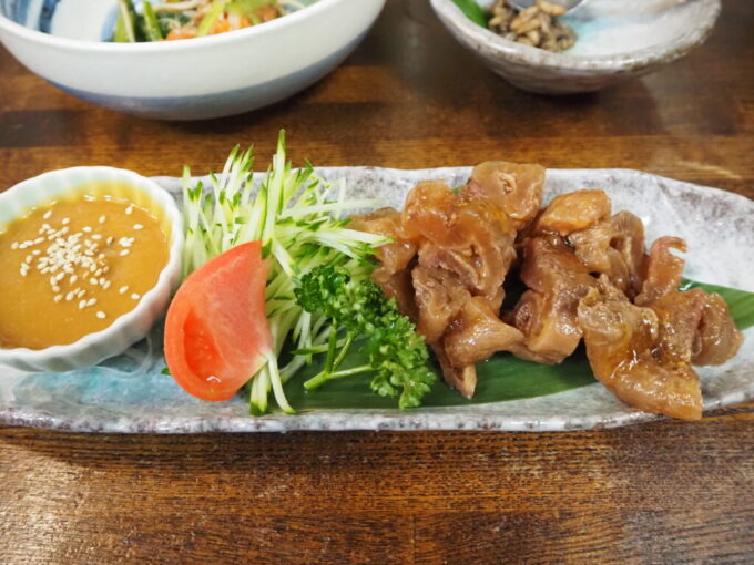 9月下旬涼やかな信州松本駅前に位置するそば居酒屋和利館冷製馬スジ煮からし酢味噌