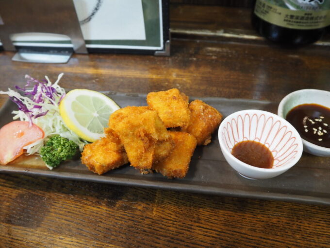 9月下旬涼やかな信州松本駅前に位置するそば居酒屋和利館冷製馬あわびフライ