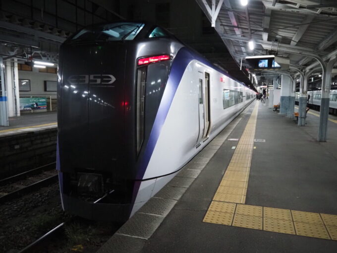 9月下旬涼やかな信州夜の松本駅に停車中のE353系特別急行あずさ号新宿行き
