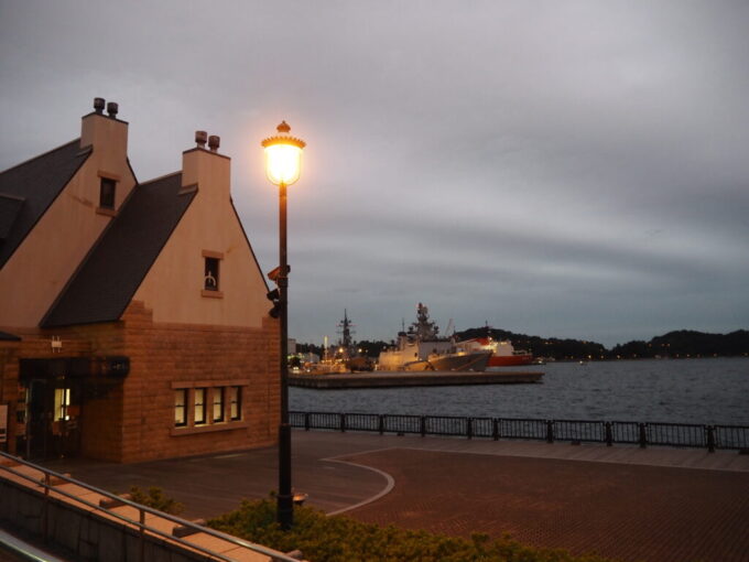 10月下旬夕刻の横須賀駅改札を出れば目の前がもう海