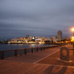 10月下旬夕刻の横須賀街の灯りが宝石のように煌めくヴェルニー公園