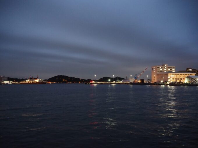 10月下旬夕刻の横須賀ヴェルニー公園から対岸の横須賀製鉄所跡を望む