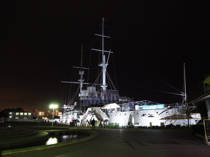 10月下旬夜の横須賀三笠公園に展示された戦艦三笠
