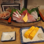 10月下旬初めての横須賀駅すぐ近くの市場食堂横須賀中央店市場刺身盛合わせと地玉子を使った厚焼玉子