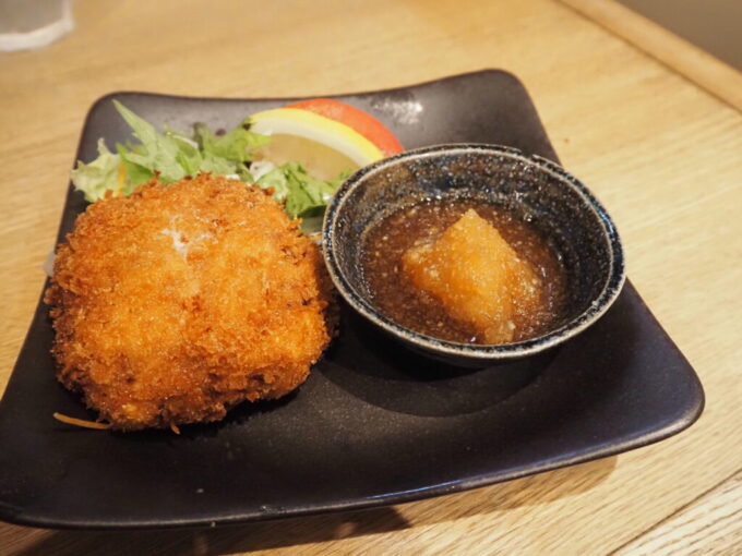 10月下旬初めての横須賀駅すぐ近くの市場食堂横須賀中央店自家製マグロメンチカツ