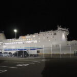 10月下旬夜の横須賀港フェリーターミナル遥か新門司港から海を渡ってきた東京九州フェリーそれいゆがまもなく接岸