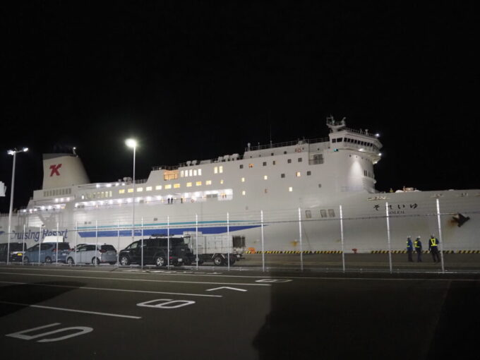 10月下旬夜の横須賀港フェリーターミナル遥か新門司港から海を渡ってきた東京九州フェリーそれいゆがまもなく接岸