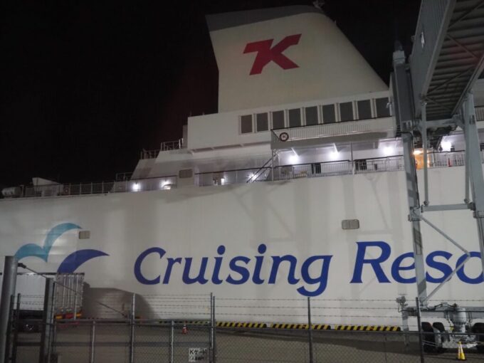 10月下旬夜の横須賀港フェリーターミナルから眺める東京九州フェリーの優雅に舞うかもめのマーク