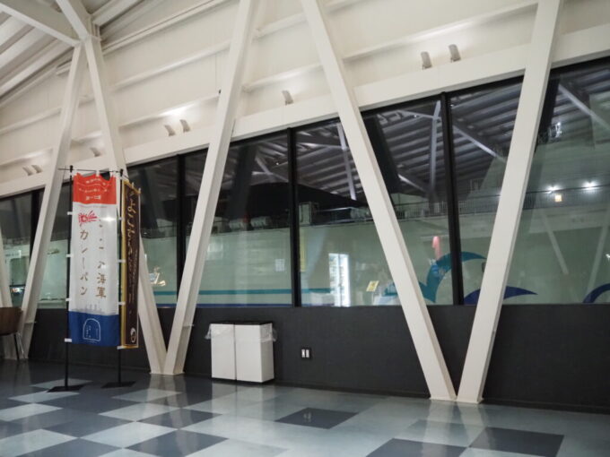 10月下旬夜の横須賀港フェリーターミナルまだ新しさを感じさせる開放的な待合室で乗船のときを静かに待つ