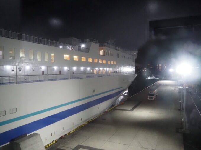 10月下旬夜の横須賀港フェリーターミナル23：15を迎えいよいよ東京九州フェリーそれいゆに乗船開始