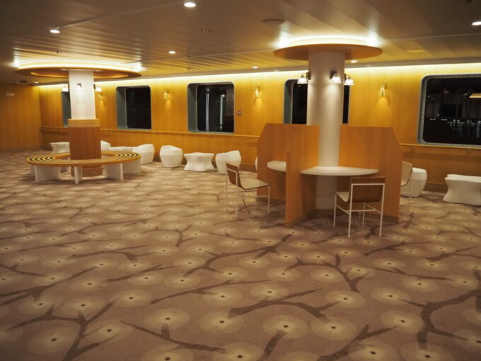 10月下旬初めての東京九州フェリーそれいゆゆったりとしたパブリックスペース