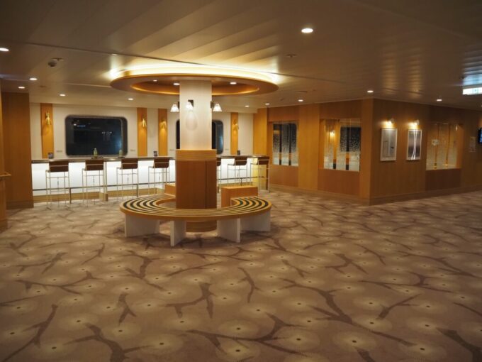 10月下旬初めての東京九州フェリーそれいゆムーディーなバーのカウンターのようなパブリックスペース