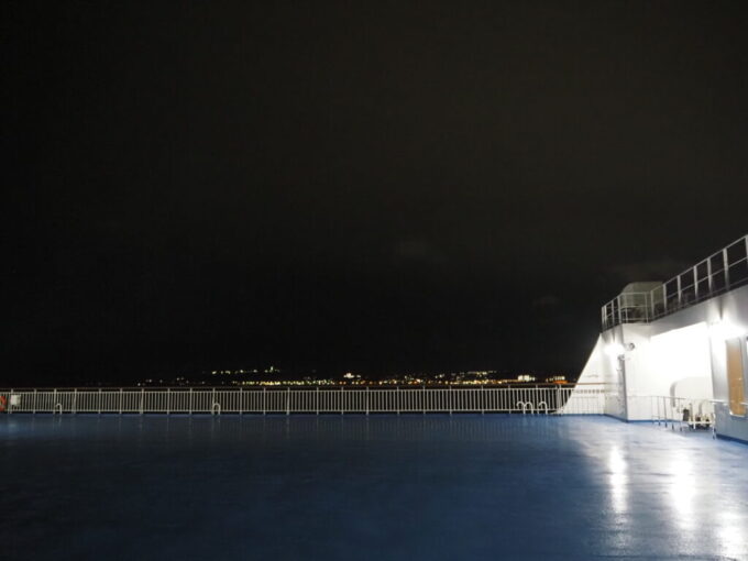 10月下旬初めての東京九州フェリーそれいゆ器用に回頭する巨大船デッキに流れゆく街の灯り