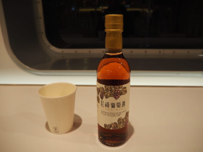 10月下旬初めての東京九州フェリーそれいゆ売店で買った久留米の巨峰葡萄酒で出航に乾杯