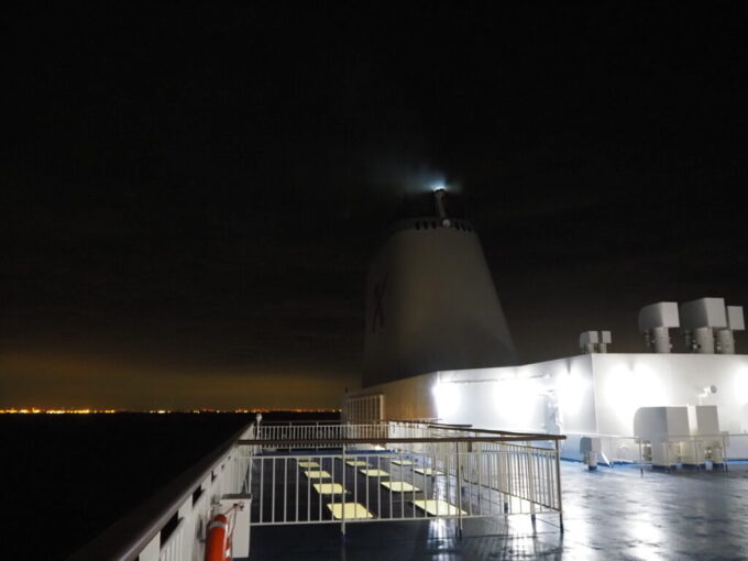 10月下旬初めての東京九州フェリーそれいゆ船尾から遠ざかる東京湾京浜の灯りを見送る