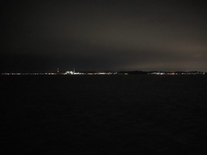 10月下旬初めての東京九州フェリーそれいゆ右舷に三浦半島の灯りを眺めつつ進む漆黒の東京湾
