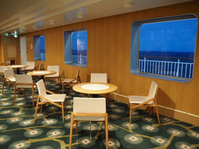 10月下旬初めての東京九州フェリーそれいゆパブリックスペースから明けきらぬ太平洋を眺める