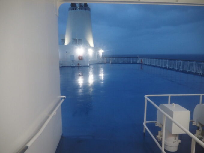 10月下旬初めての東京九州フェリーそれいゆ波と風雨でデッキは閉鎖中