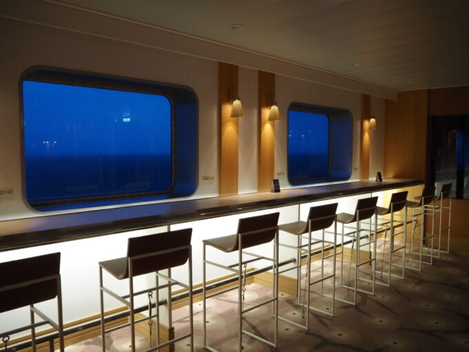 10月下旬初めての東京九州フェリーそれいゆおしゃれなバーのカウンターのようなパブリックスペースから群青色に染まる太平洋を眺める