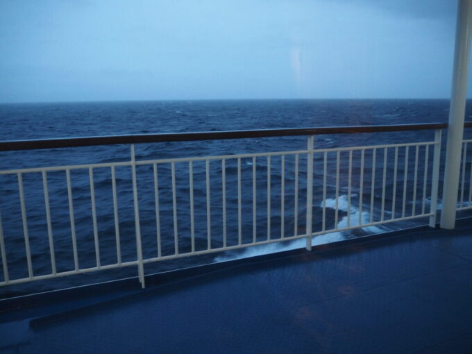 10月下旬初めての東京九州フェリーそれいゆ紀伊半島へと差し掛かり少々波が高くなってきた