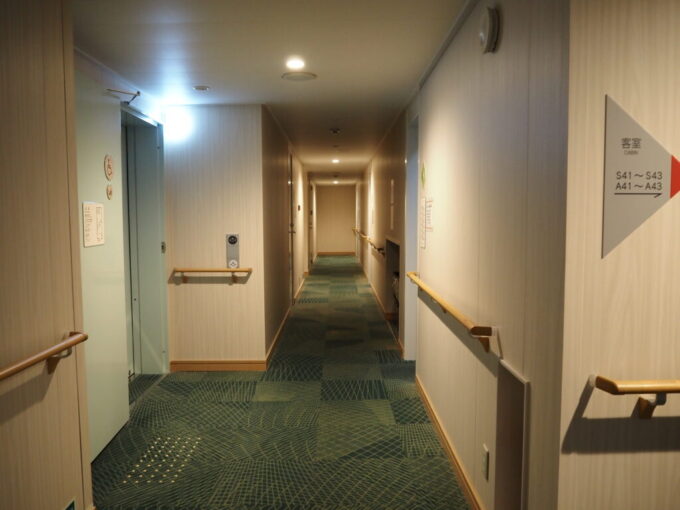 10月下旬初めての東京九州フェリーそれいゆ自室のある4デッキ船首方向へと続く落ち着いた雰囲気の廊下