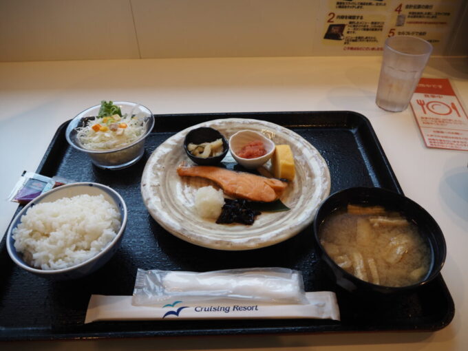 10月下旬初めての東京九州フェリーそれいゆレストランで和風プレートセットの朝食を