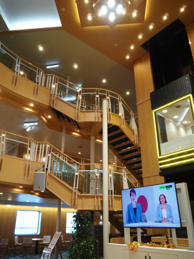 10月下旬初めての東京九州フェリーそれいゆ吹き抜けにエレベーターが光る明るいエントランスホール