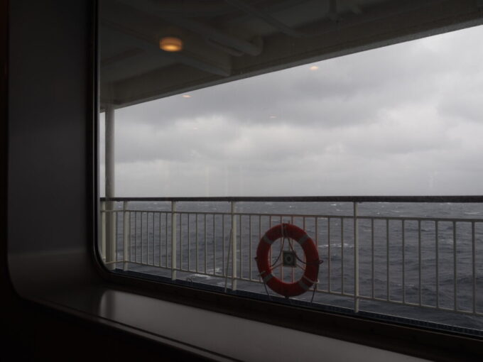 10月下旬初めての東京九州フェリーそれいゆ四国沖へと差し掛かりうねりが強くなってきた