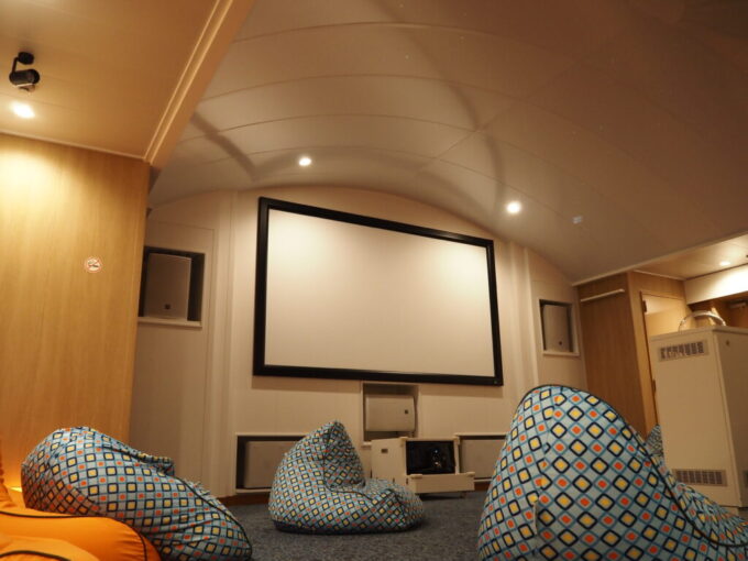 10月下旬初めての東京九州フェリーそれいゆスクリーンルームでYogiboに沈みプラネタリウムを眺めてリラックス