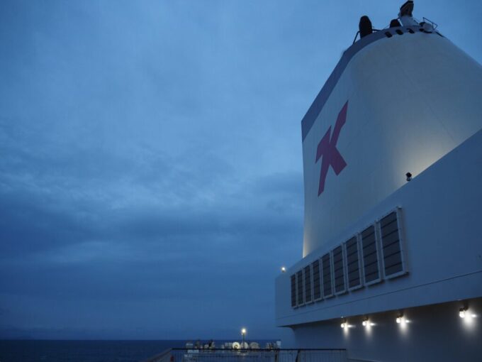 10月下旬初めての東京九州フェリーそれいゆ曇天にそびえる巨大なファンネル