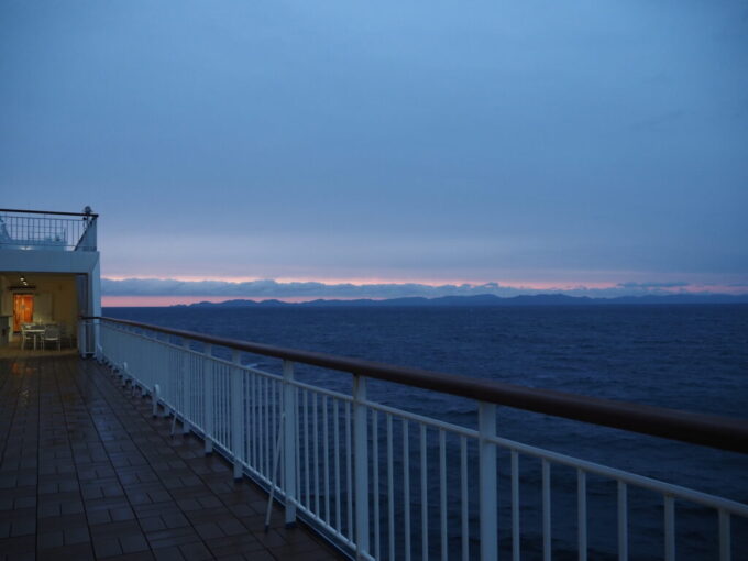10月下旬初めての東京九州フェリー久しぶりに出られた甲板で佐多岬を染める夕景に心を打たれる