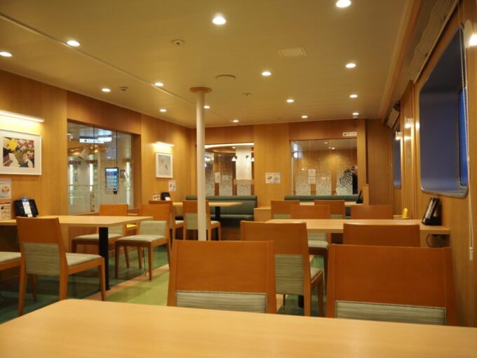 10月下旬初めての東京九州フェリーレストランルミエールのゆったりとした空間