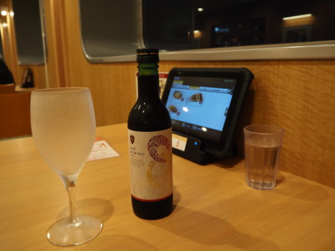 10月下旬初めての東京九州フェリーそれいゆレストランルミエール最後の晩餐は大分安心院ワインの卑弥呼赤で