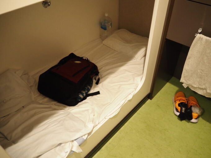 10月下旬初めての東京九州フェリーそれいゆまもなくの新門司港到着に向けひと晩を過ごし愛着の湧いた自室に別れを告げる