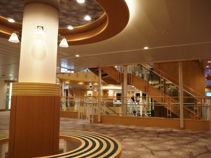 10月下旬初めての東京九州フェリーそれいゆ接岸までの時間をのんびりパブリックスペースで過ごす