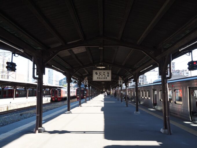 10月下旬初めての北九州鹿児島本線の起点である門司港駅のレトロなホーム