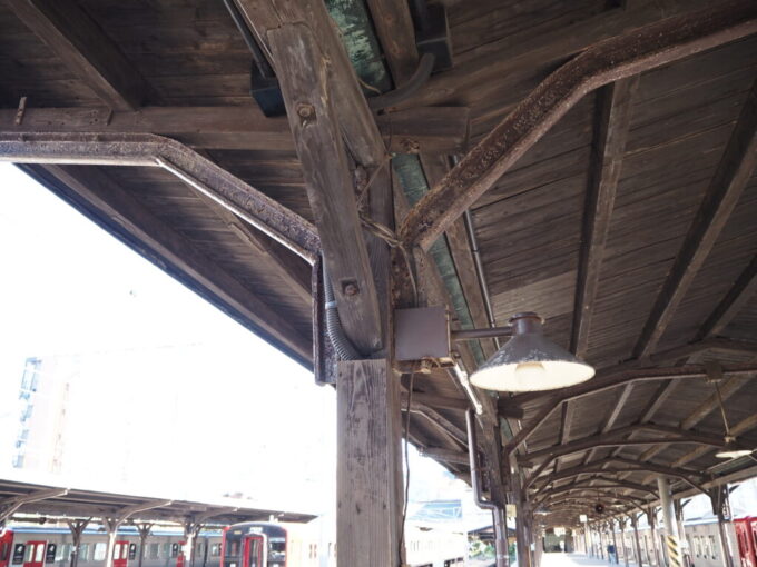 10月下旬初めての北九州鹿児島本線起点の門司港駅廃レールと木で造られた渋いホームの上屋