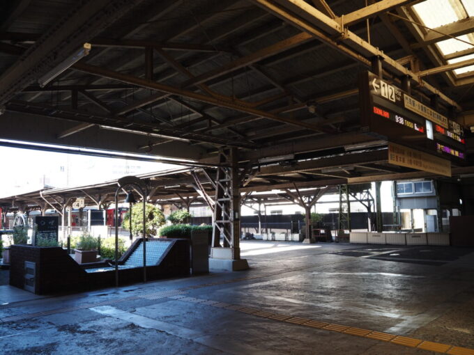 10月下旬初めての北九州鹿児島本線起点門司港駅連絡船との接続駅を感じさせる頭端式ホーム