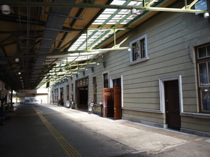 10月下旬初めての北九州鹿児島本線起点の門司港駅九州の鉄道の玄関口としての威厳が滲む構内通路