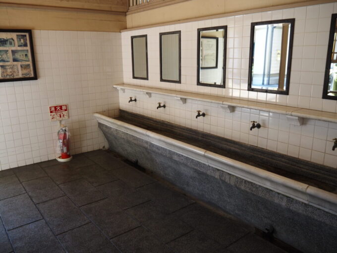 10月下旬初めての北九州鹿児島本線起点の門司港駅に残されたレトロな洗面所