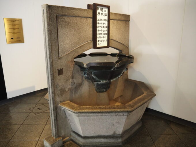 10月下旬初めての北九州鹿児島本線起点の門司港駅のトイレに残された幸運の手水鉢