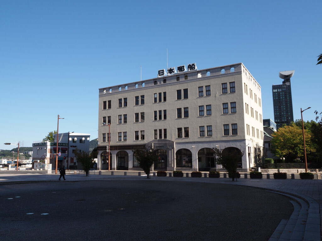 10月下旬初めての北九州門司港レトロ駅前に建つ昭和2年築の旧門司郵船ビル