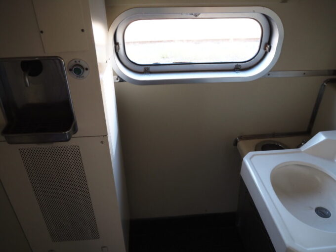 10月下旬初めての北九州門司港レトロ九州鉄道記念館481系の懐かしい冷水器と白磁の洗面台