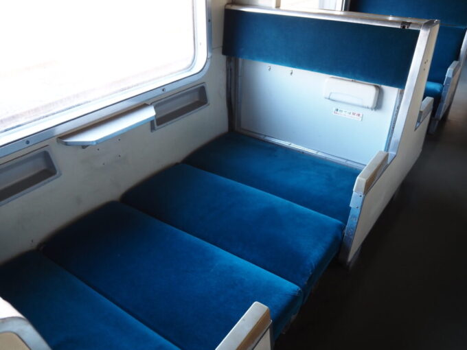 10月下旬初めての北九州門司港レトロ九州鉄道記念館581系月光形の寝台状態に展開された座席