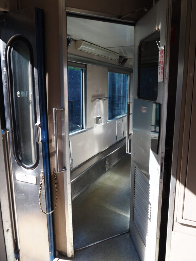 10月下旬初めての北九州門司港レトロ九州鉄道記念館14系客車の懐かしさを覚えるデッキ